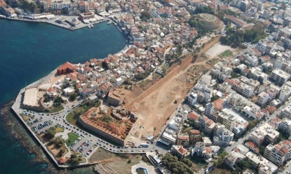 Κατεδαφίζονται κτίσματα στην παλιά πόλη των Χανίων